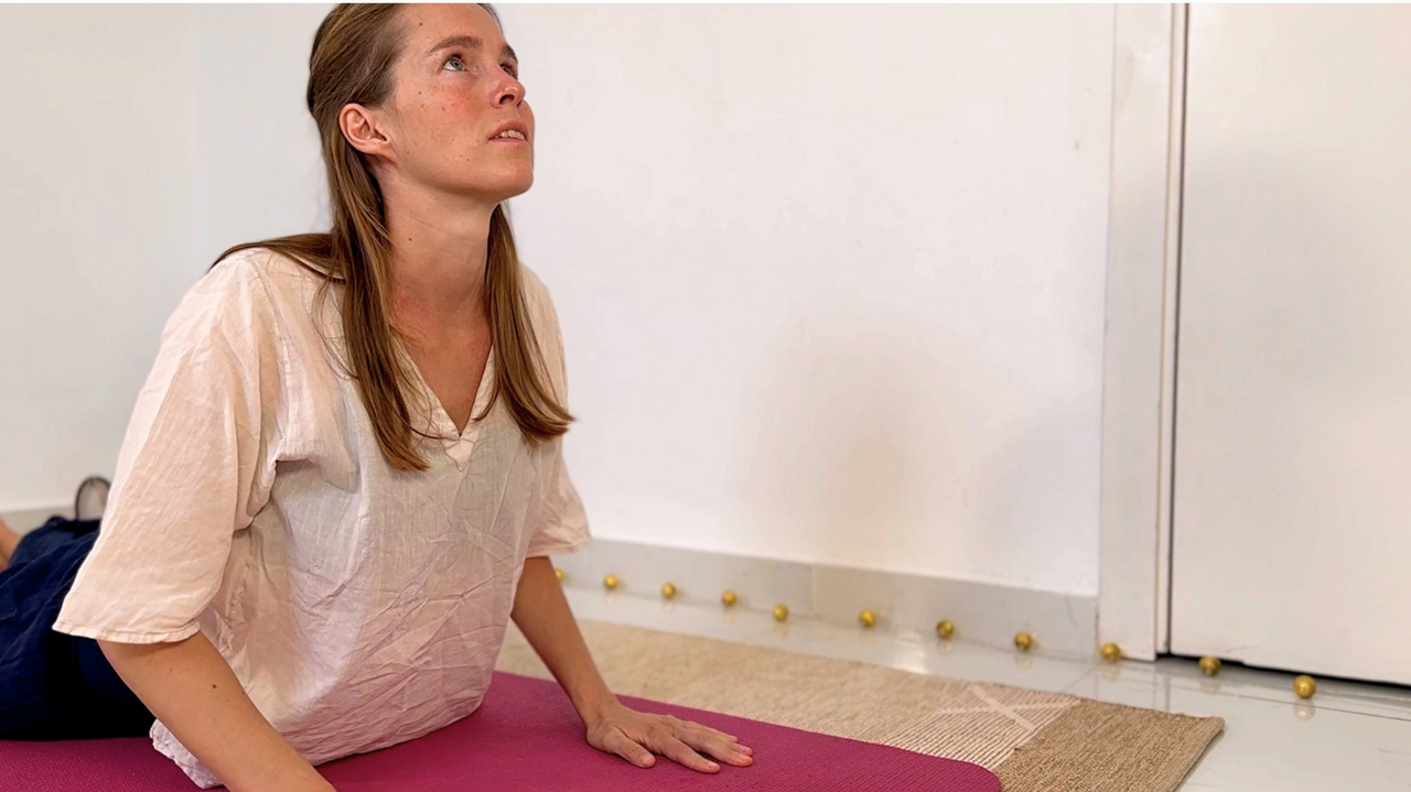 Hatha Yoga für Anfänger, Frau in einfacher Haltung, Herzöffnung, Kobra Pose