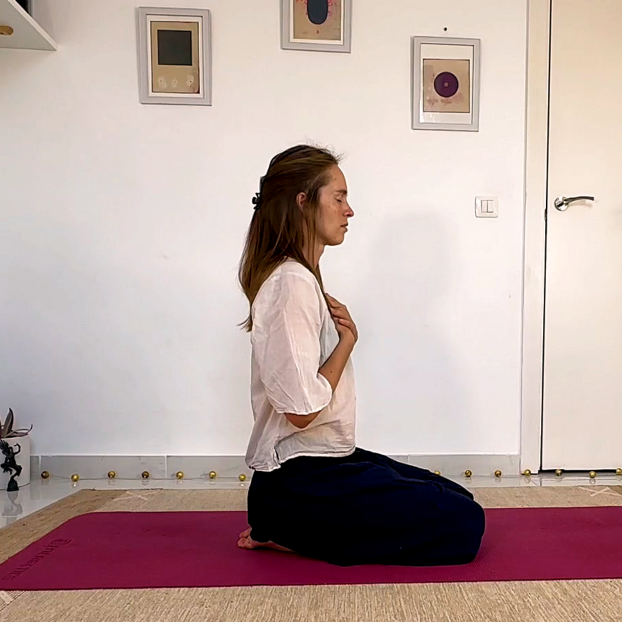 yoga sitzend Herzöffnung Hand aufs Herz