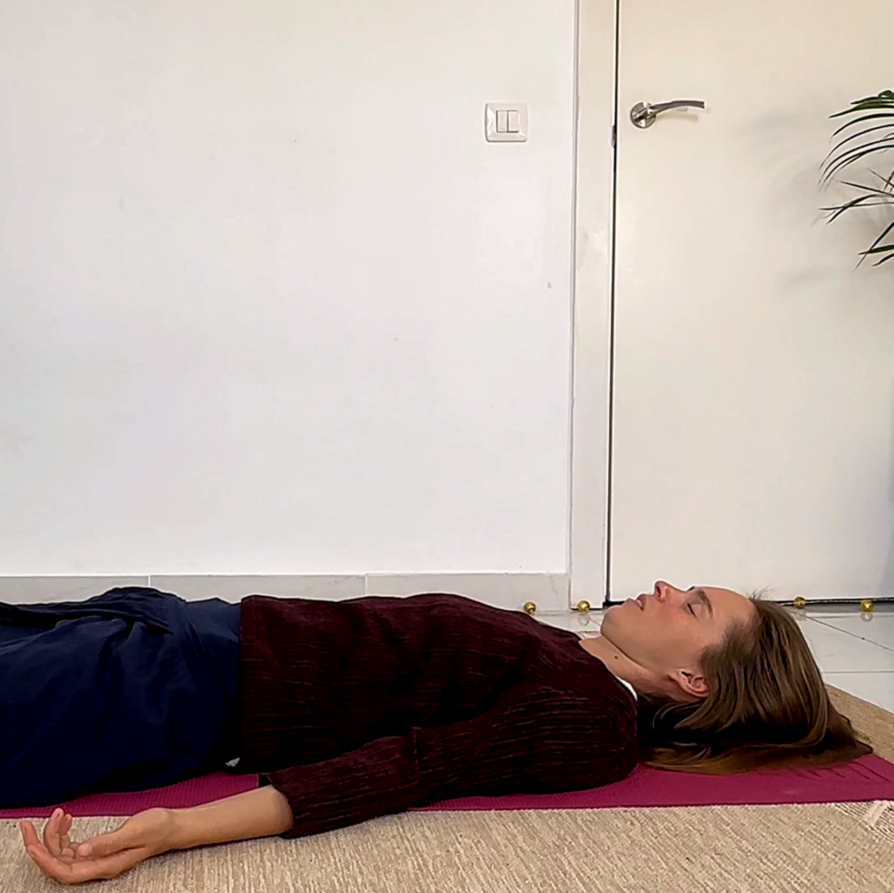 Frau in Tiefenendspannung, Yoga Nidda, Savasana