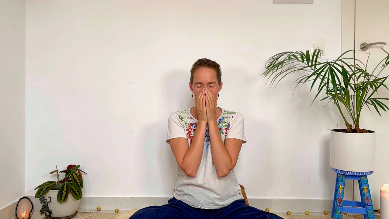 Atemübung gegen stress sitzend beruhigend, tiefe Inhalation ätherisches öl