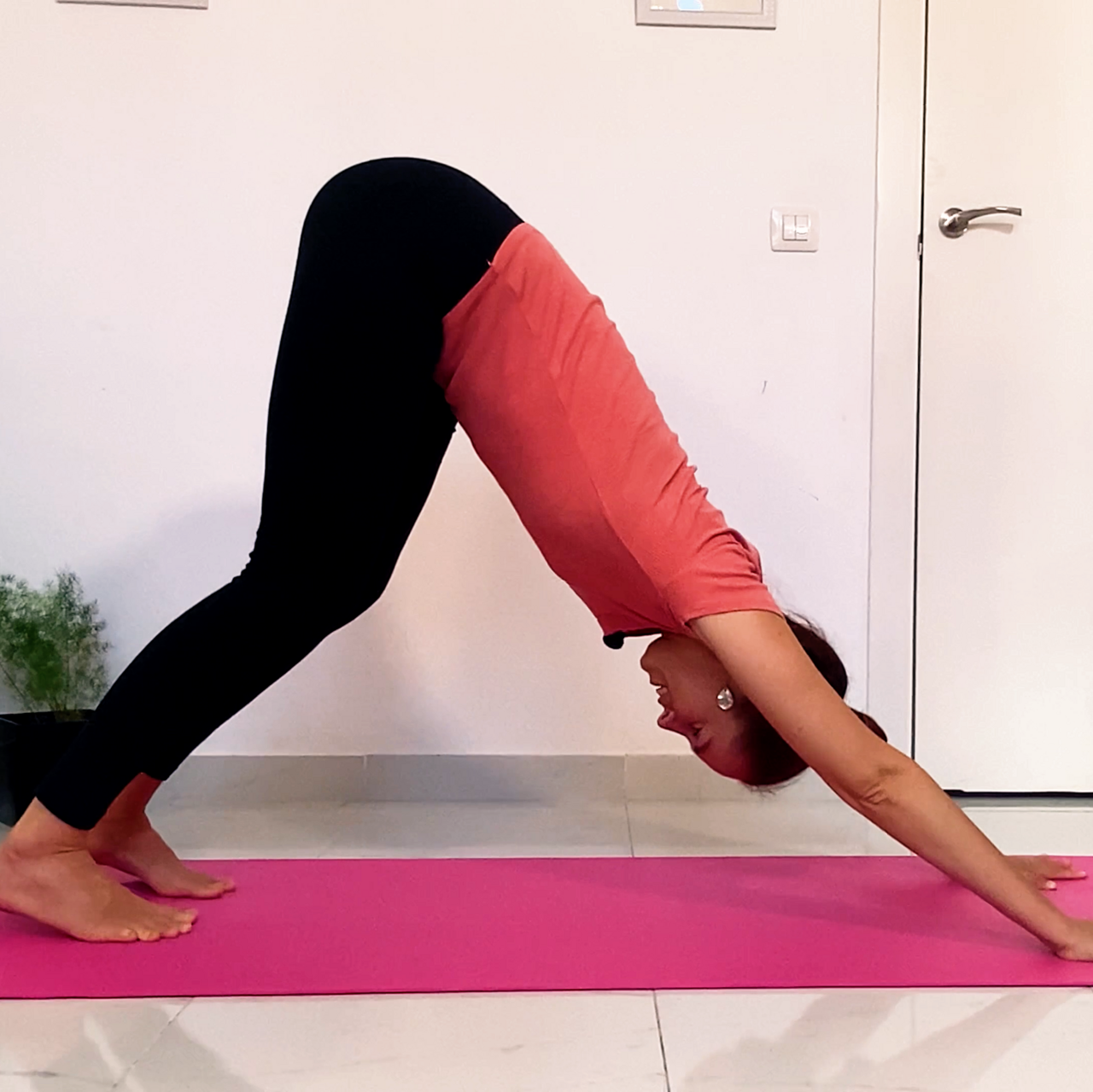 Yoga für Anfänger zu Hause, herabschauender Hund, Frau Einstieg Yoga als Contentelement.